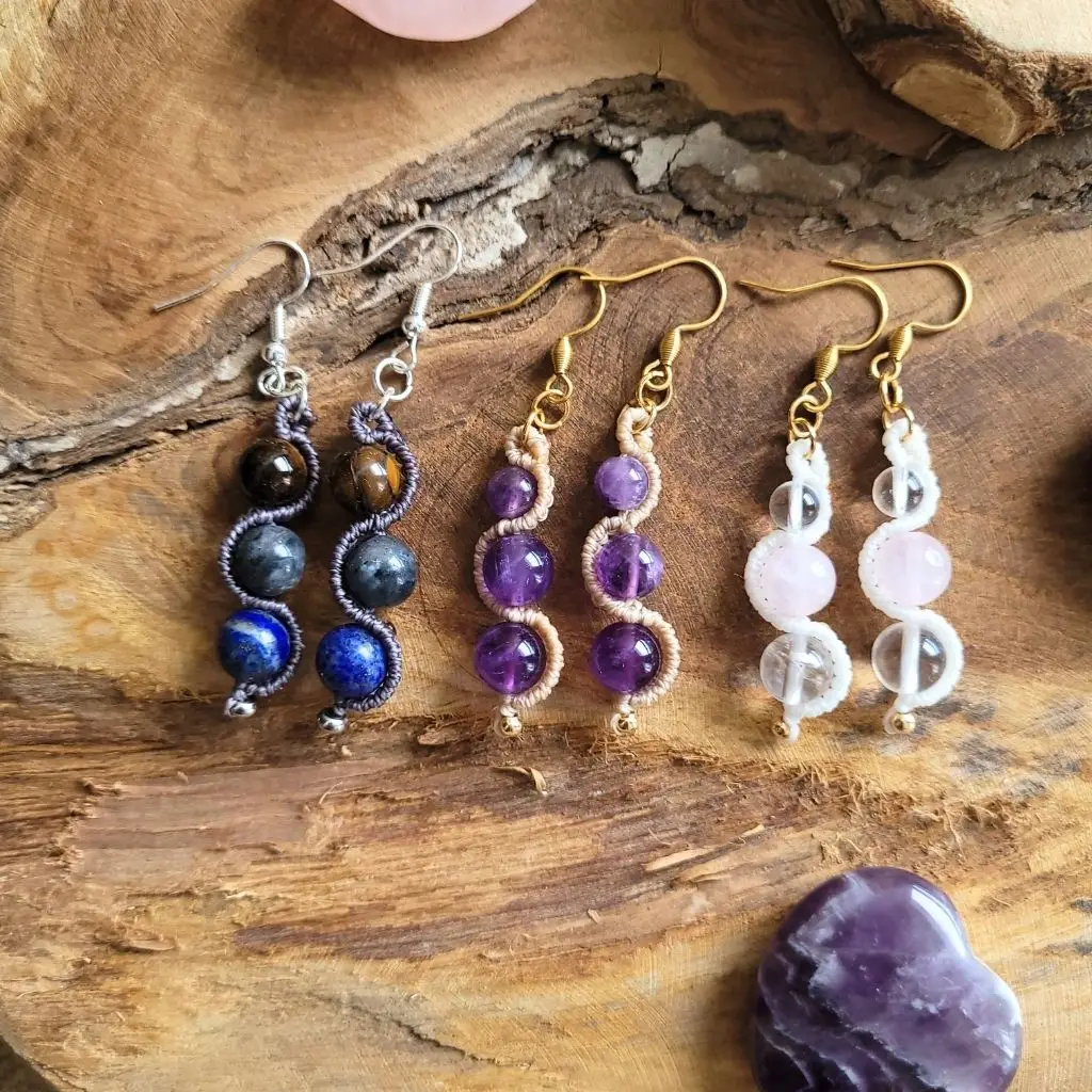Boucles d'oreilles en pierres naturelles macramé pour le bien-être naturel et holistique grâce aux énergies et aux vertus des pierres.